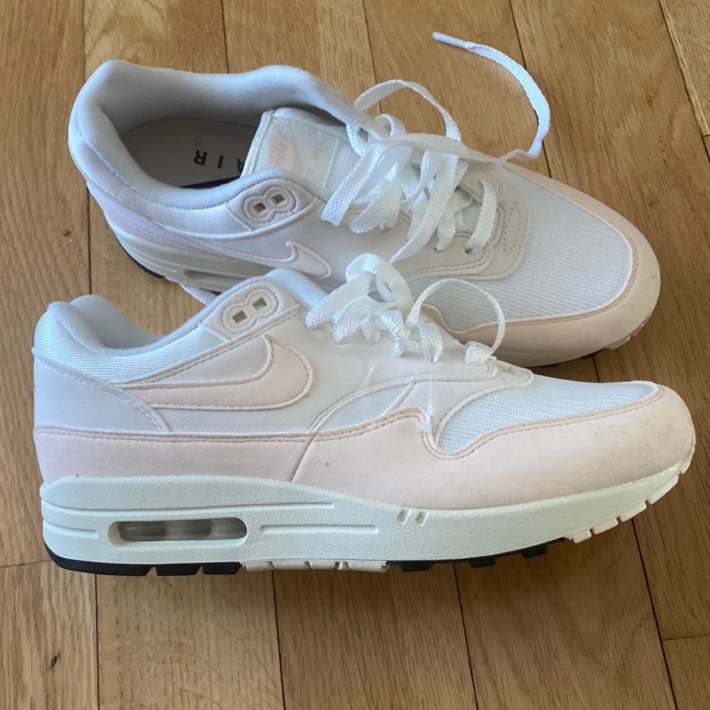 Nike Air Max1 Womens Casual sneakers.Leather